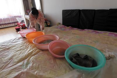 诸城楼上漏水，住户失联，小区没物管，业主维权难！律师来支招……